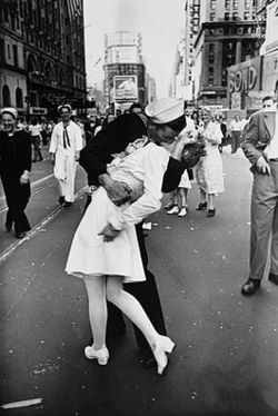 VJ day in Times Square Alfred Eisenstaedt